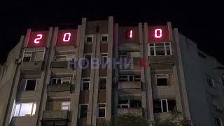 В центре Николаева заработали электронные часы на многоэтажке, но время показывают неправильно (видео)
