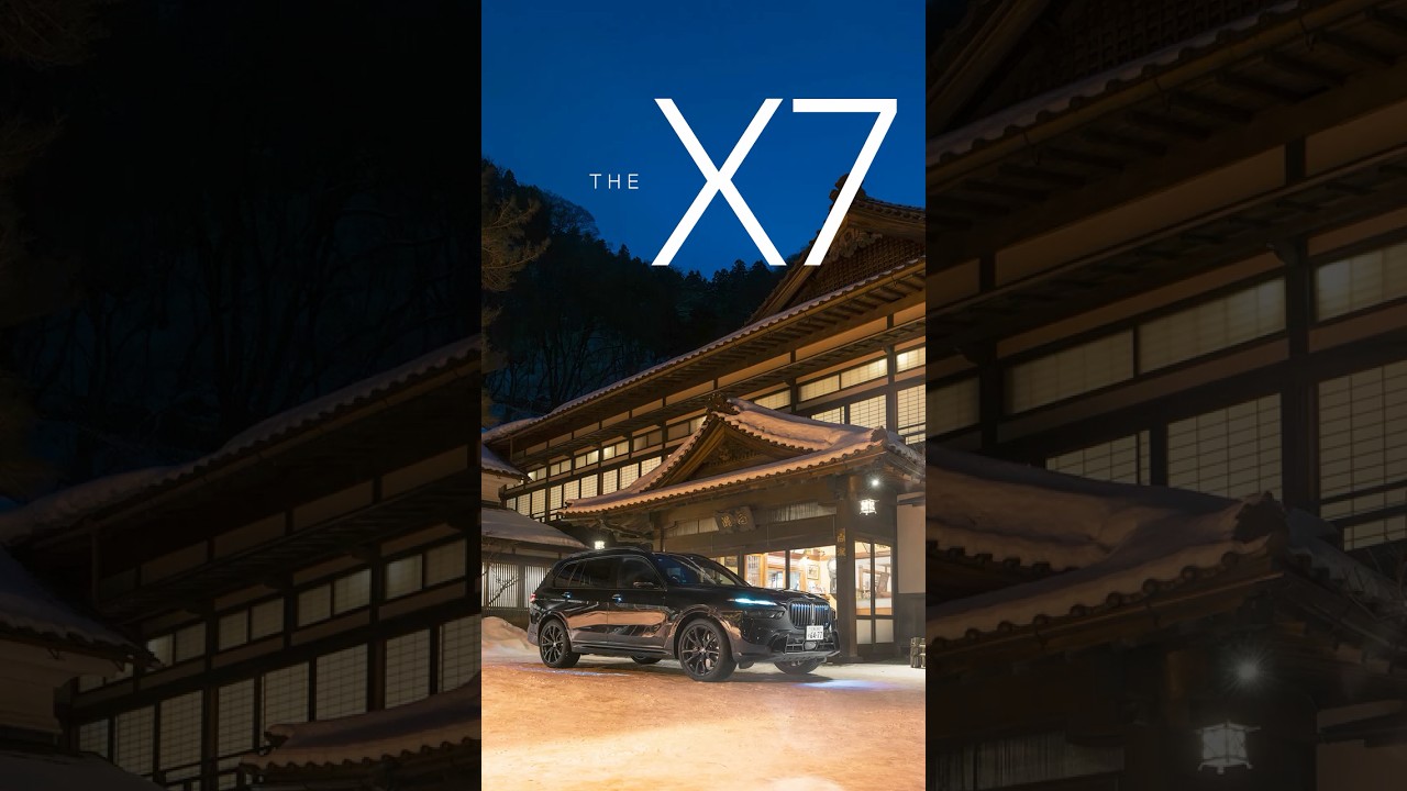 日が暮れた温泉街に、やわらかく滲む宿の灯り。