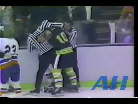 NHL Nov. 2, 1974 Garry Howatt,NYI v Carol Vadnais,BOS New York Islanders Boston Bruins