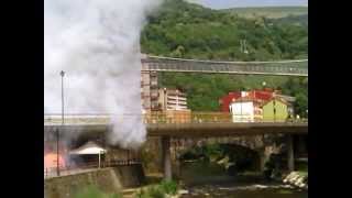 preview picture of video 'Descarga del puente Cangas del Narcea16/7/2013'