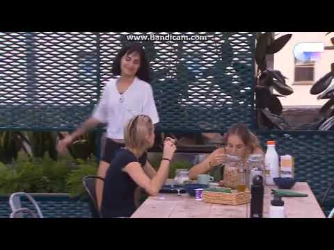 Alba: "Vienes a darme un beso a mí" -Natalia: "Qué bien hueles"