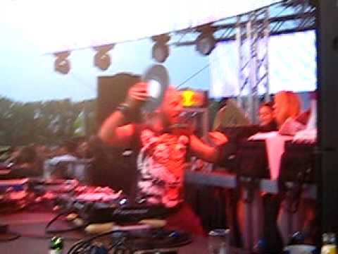 Sven Väth plays killer rave track and goes wild @ Greenfields München 2010