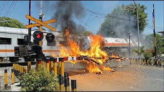Download lagu KERETA API TERBAKAR, ANJLOK TERTIMPA POHON  ‼️ KECELAKAAN KERETA API DAN PROSES EVAKUASI  #keretaapi mp3
