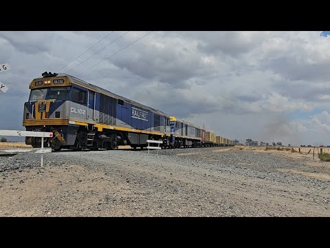 7922V SCT up "Dooen Express" (GL102 EL55, 40W), Dooen to Melbourne, 1400, 15/1/25, Dooen East VIC