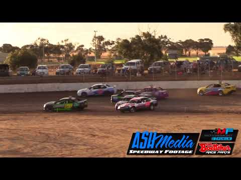 Modified Sedans: Jason Gray Crash - Blue Ribbon Raceway