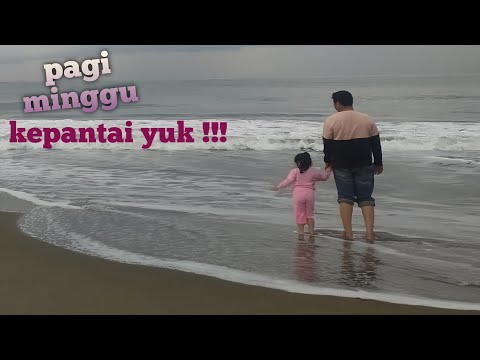 Hulya bermain dipantai bersama Ayah