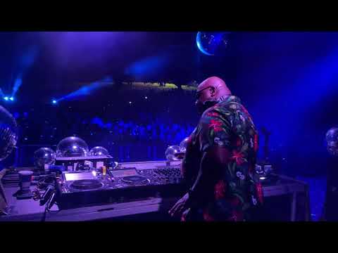 Carl Cox playing Vikthor, Elio Riso - Run To The Galaxy (Eric Powell Remix)