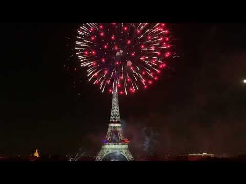 14 lipca - Fajerwerki przy wieży Eiffla z okazji Dnia Bastylii we Francji