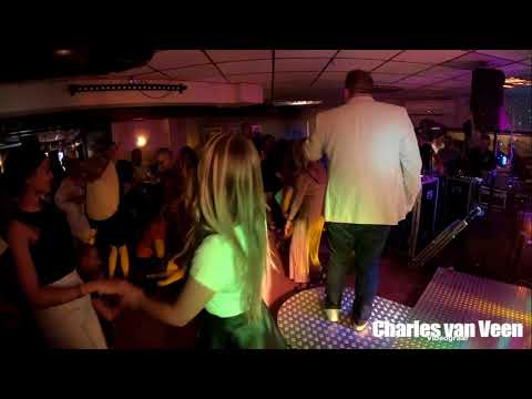 Kobus Engels met zakken met die kont naar de grond.