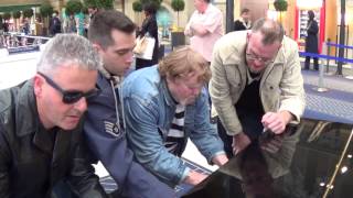 FIVE DUDES JAM ON THE PARIS PIANO