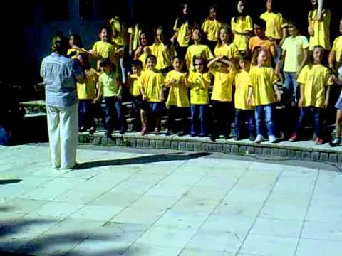 Xixëllonjat në Prishtinë We sing and dance together