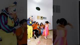 A mi tío Mau le encanta hacer bromas quillos!🤣🙊🤪 #karlabustillos #youtubeshorts #shorts