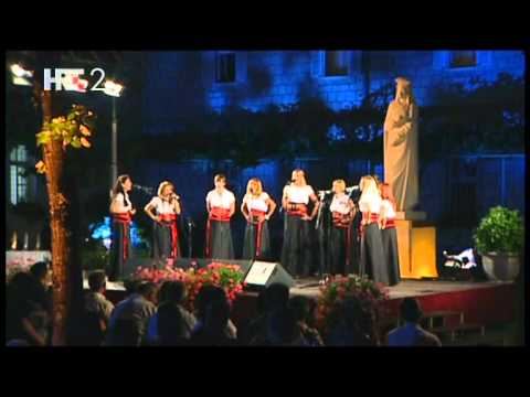 Klapa Štorija - Rođena u zagrljaju (KLAPE GOSPI SINJSKOJ 2011.)