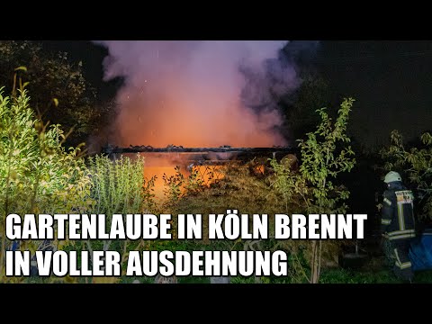 Gartenlaube in Humboldt-Gremberg brennt in voller Ausdehnung - FF und BF im Einsatz | 08.10.2022