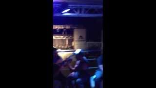 MACACO emitiendo   family and friends BRINDO POR TI