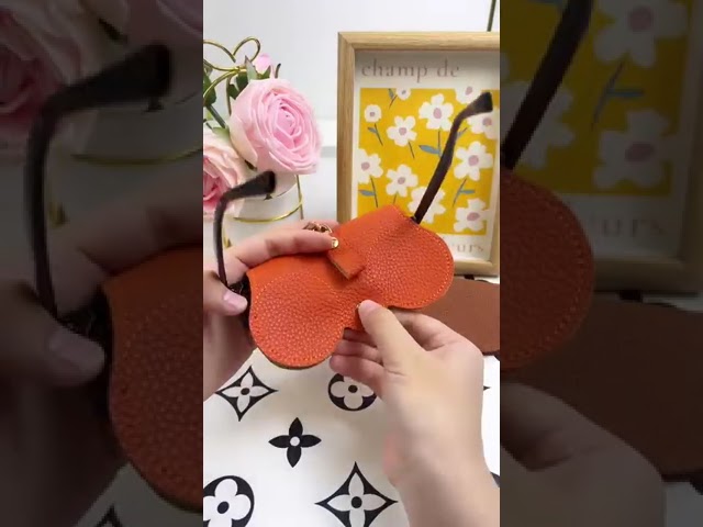 Vídeo relacionado con MOLSHINE Estuche de gafas de piel sintética de cáscara dura, estuche portátil de viaje para hombres, mujeres, niñas, forro polar verde con licencia oficial de star wars silent one crew., Medium