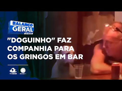 "Doguinho" faz companhia para os gringos em bar, na praia de Canoa Quebrada