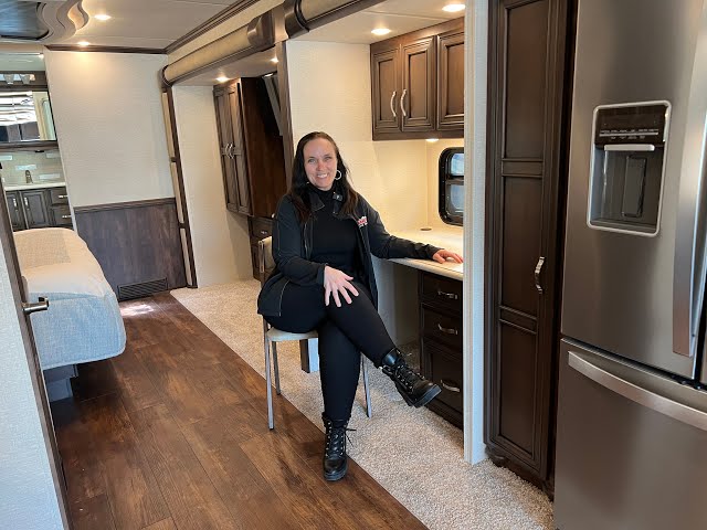 Preview image of 2023 Newmar Kountry Star 4068 (17N221294) youtube video