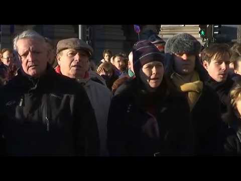 Hundratals hade samlats i minnesstund på Gustav Adolfs torg efter Parisattentaten