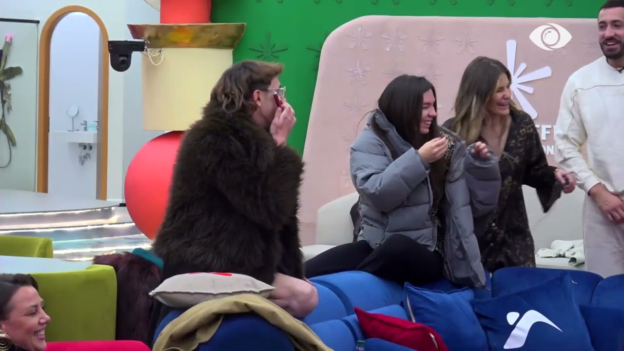 Danja, Riki dhe Mikela bëjnë sfidën, kërcejnë breakdance sikur po i sulmojnë mushkonjat