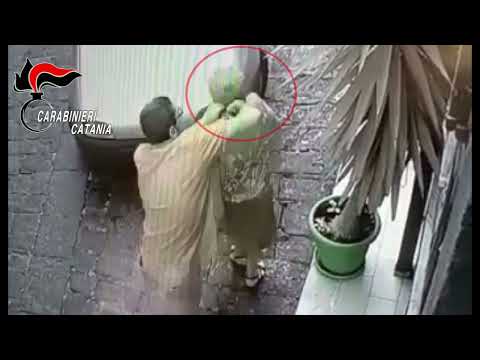Aveva scippato una anziana: arrestato un 55enne incastrato dalle telecamere di sorveglianza – VIDEO