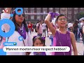 Jimena en Natalie protesteren tegen geweld tegen vrouwen en meisjes