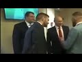 Как Путин жестами показывает охране кого убрать от себя Эксклюзив Видео