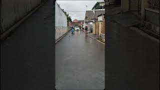 Download lagu 'Rintik Hujan, Asyiknya Naik Vespa Serunya Petualangan di Jalanan' #vespaindonesia #automobile mp3