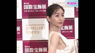 田中みな実さんのバックリ空いたドレスから何かが見えている