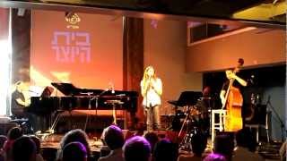 Tamar Giladi sings Naomi Shemer: 