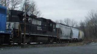 preview picture of video 'Ex-Conrail 5290 Leads NS H75--Bath, PA 12/14/09'