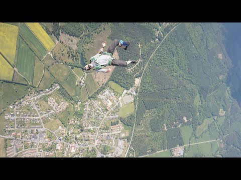 Uppvisningshoppning av Skånes Fallskärmsklubb i Brösarp, Nationaldagen 2021