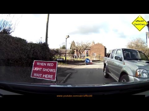 Driver on phone driving without care (14/02/16)