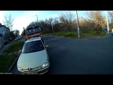 Nem tudnál arrébb állni? De. - Could you move a little? Sure.