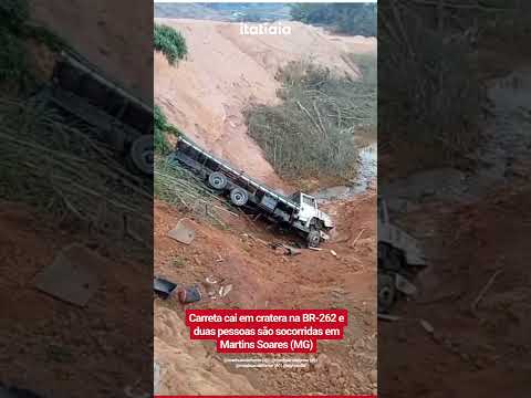 CAMINHÃO CARREGADO CAI EM CRATERA ÀS MARGENS DA BR-262, EM MARTINS SOARES (MG)