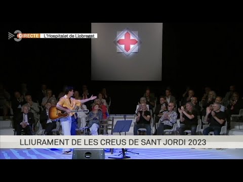 Alfred García canta en honor de Jaume Sisa y Sopa de Cabra en la entrega de las Creus de Sant Jordi