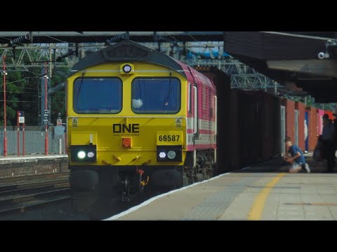 Freightliner (ONE) class 66587 thrundling it’s way through Stafford working 4M58 10/08/20