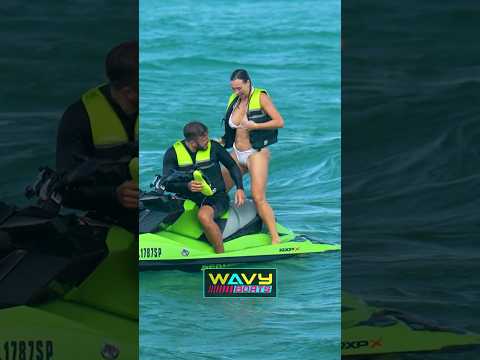 What is he doing? | Haulover Inlet | Wavy Boats