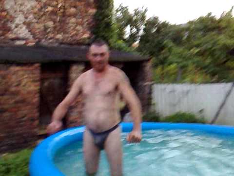 Leszek skacze z dachu do basenu