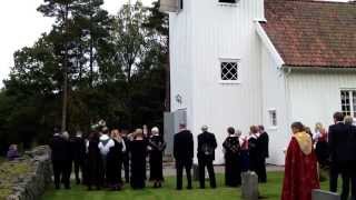 preview picture of video 'Kirkelokk utenfor Harkmark kirke i anledning kirkens 400-års jubileum.'
