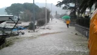 preview picture of video 'alluvione Marina di Campo  Isola d'elba 7 novembre 2011'