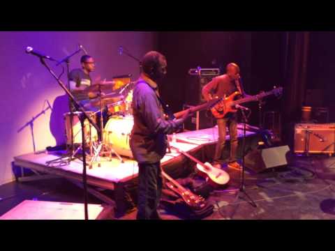 Ben Ball Bass - Njarou ou le Blues Peul [Featuring: NDillaan]