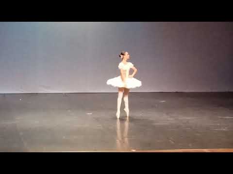 Bailarina Ana Luiza Arantes ( variação de repertório coppelia 3 )