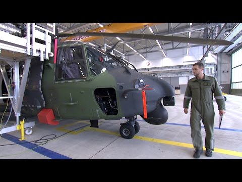 Techniker am Hubschrauber NH-90 - Bundeswehr