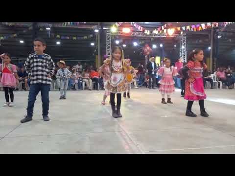 Festa Junina dançando Remexo mexo.