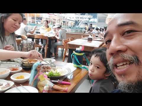 Apreciando a comida no Chung Gi Wa Korean BBQ