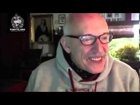 Janusz Korwin-Mikke przeglądający internet