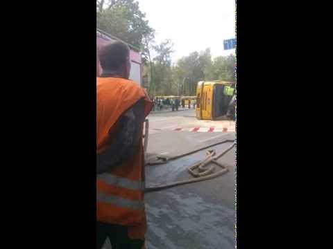 ДТП с участием троллейбуса в Киеве за медпомощью обратились 22 человека (видео)