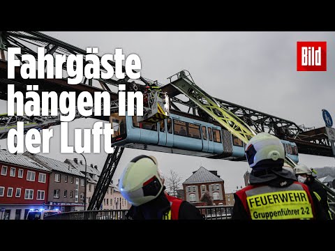 Schwebebahn in Wuppertal: Feuerwehr muss Menschen aus ausgebremster Bahn retten