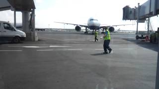 preview picture of video 'Руление Boeing 777 к стоянке'